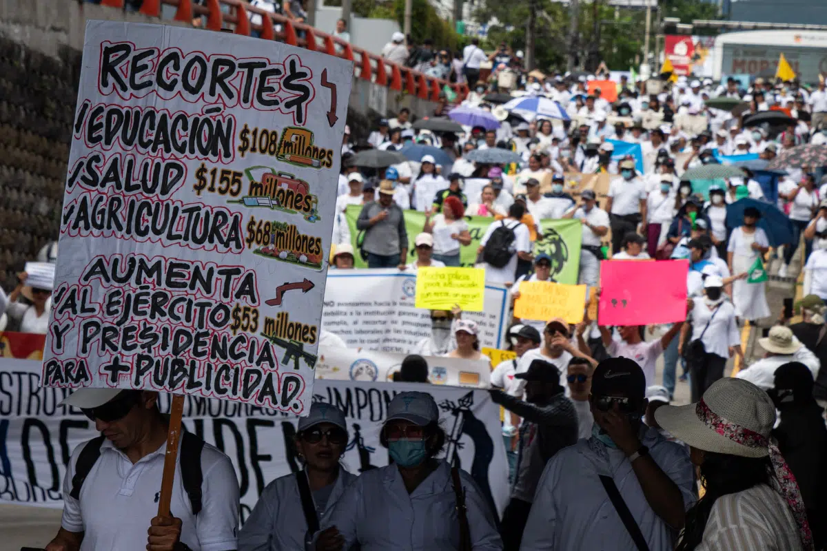 Union Members Claim Retaliation After Joining Weekend Protest — Denuncian despidos de docentes tras participar en marcha