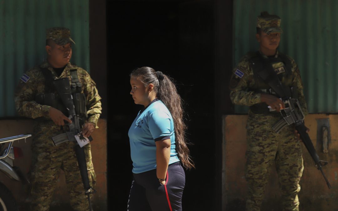 Thousands of soldiers fence off a Salvadoran neighborhood in pursuit of gang remnants — Operativo militar rodea barrio salvadoreño en persecución de pandilleros escondidos