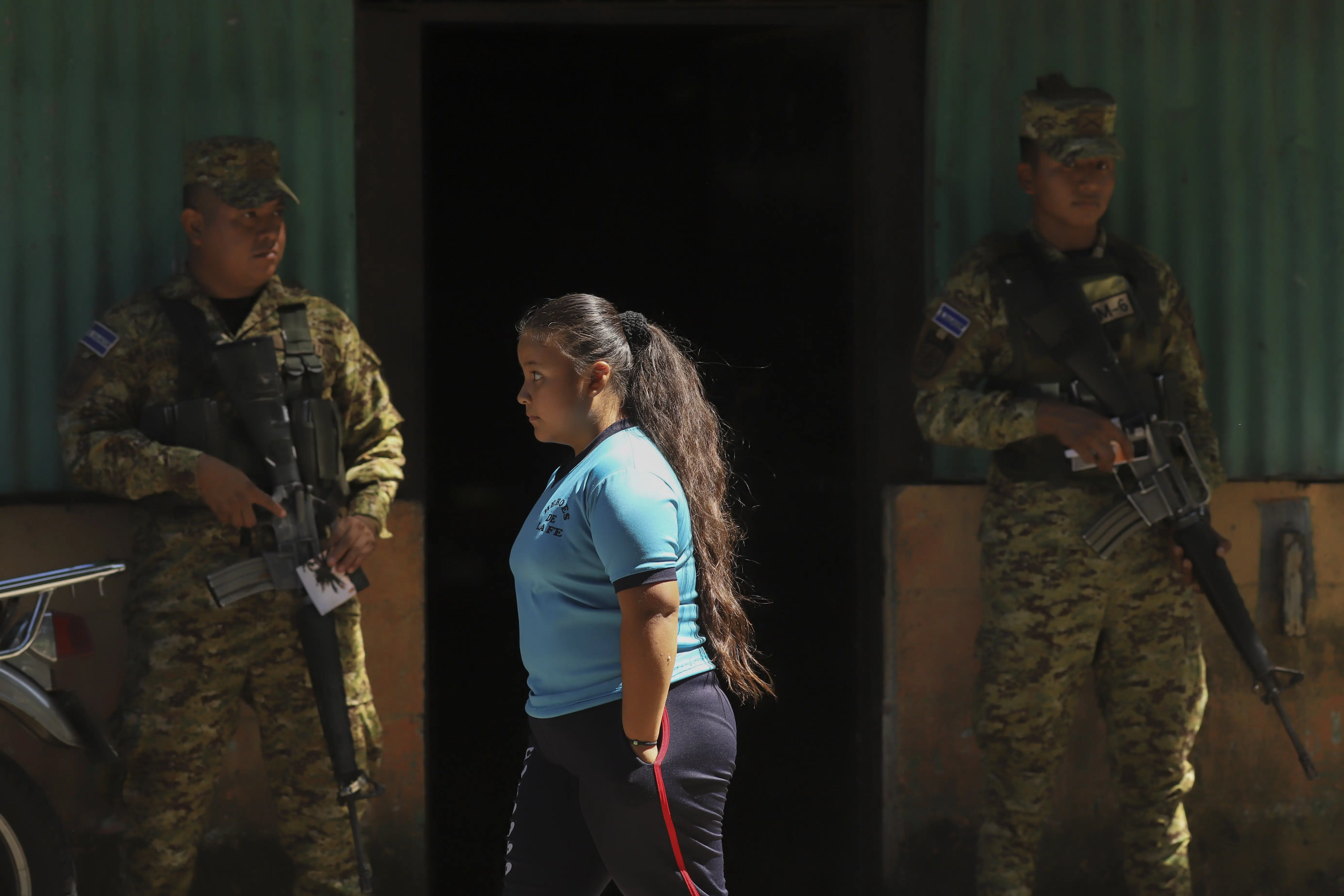 Thousands of soldiers fence off a Salvadoran neighborhood in pursuit of gang remnants.