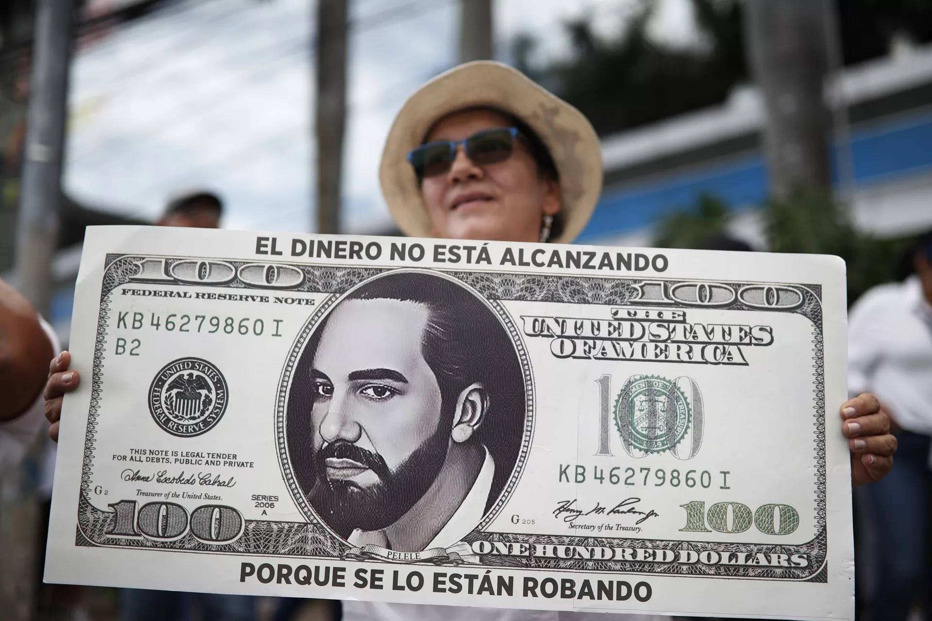 Santander Bank: Risk of IMF Agreement Coming Undone — Banco Santander ve riesgo de deshacer el acuerdo con el FMI