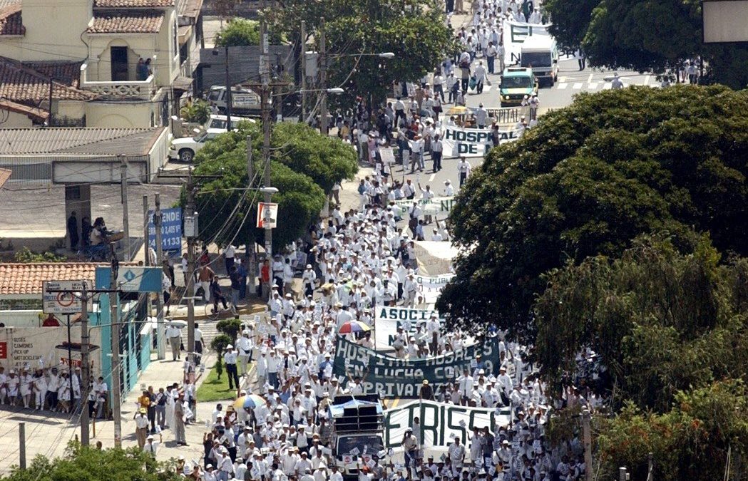 El Salvador: Thousands Join ‘White March’ Protest — El Salvador: miles se unen a protestar en la ‘Marcha Blanca’