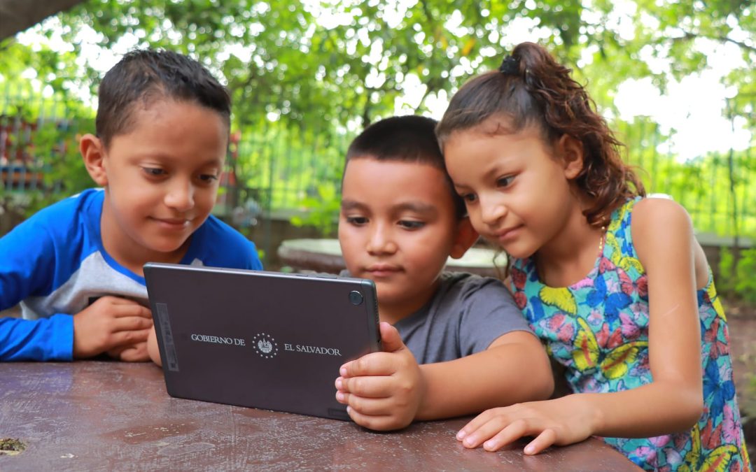 Blocking of Laptops and Tablets Provided by the Government to Students Reported — Usuarios denuncian bloqueo de laptops y tabletas que entregó el Gobierno a estudiantes