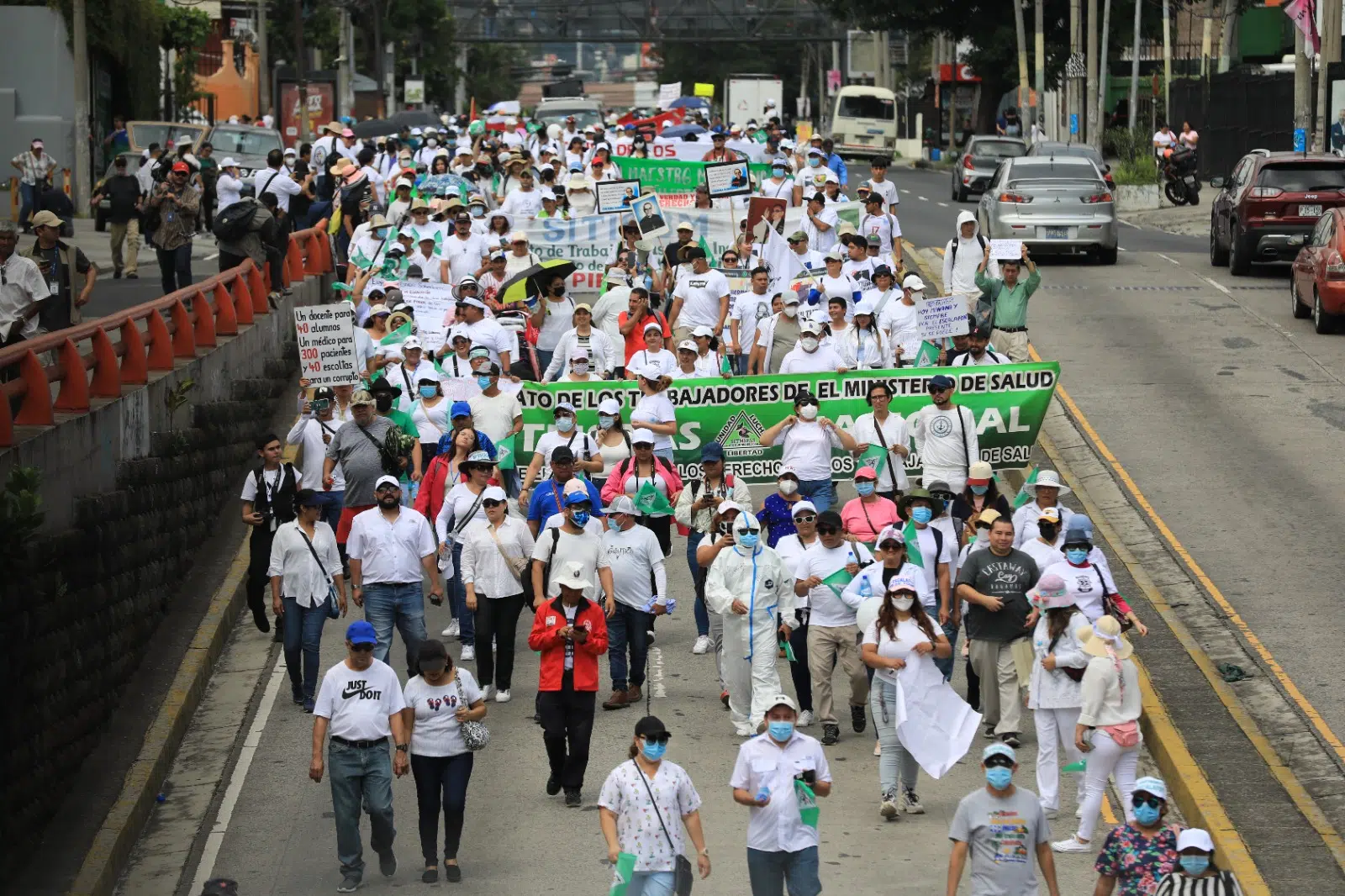 Dismissals in the Health Include Doctors, Organizations Claim — Despidos en sector salud incluye a médicos, según denunciaron organizaciones