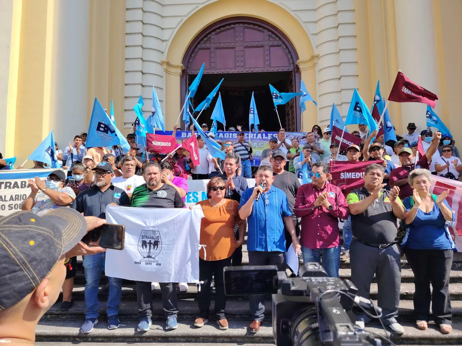 Teachers Protest in Historic Center Against Termination of Pay Scale — Maestros protestan en el Centro Histórico contra cese de escalafón de educación