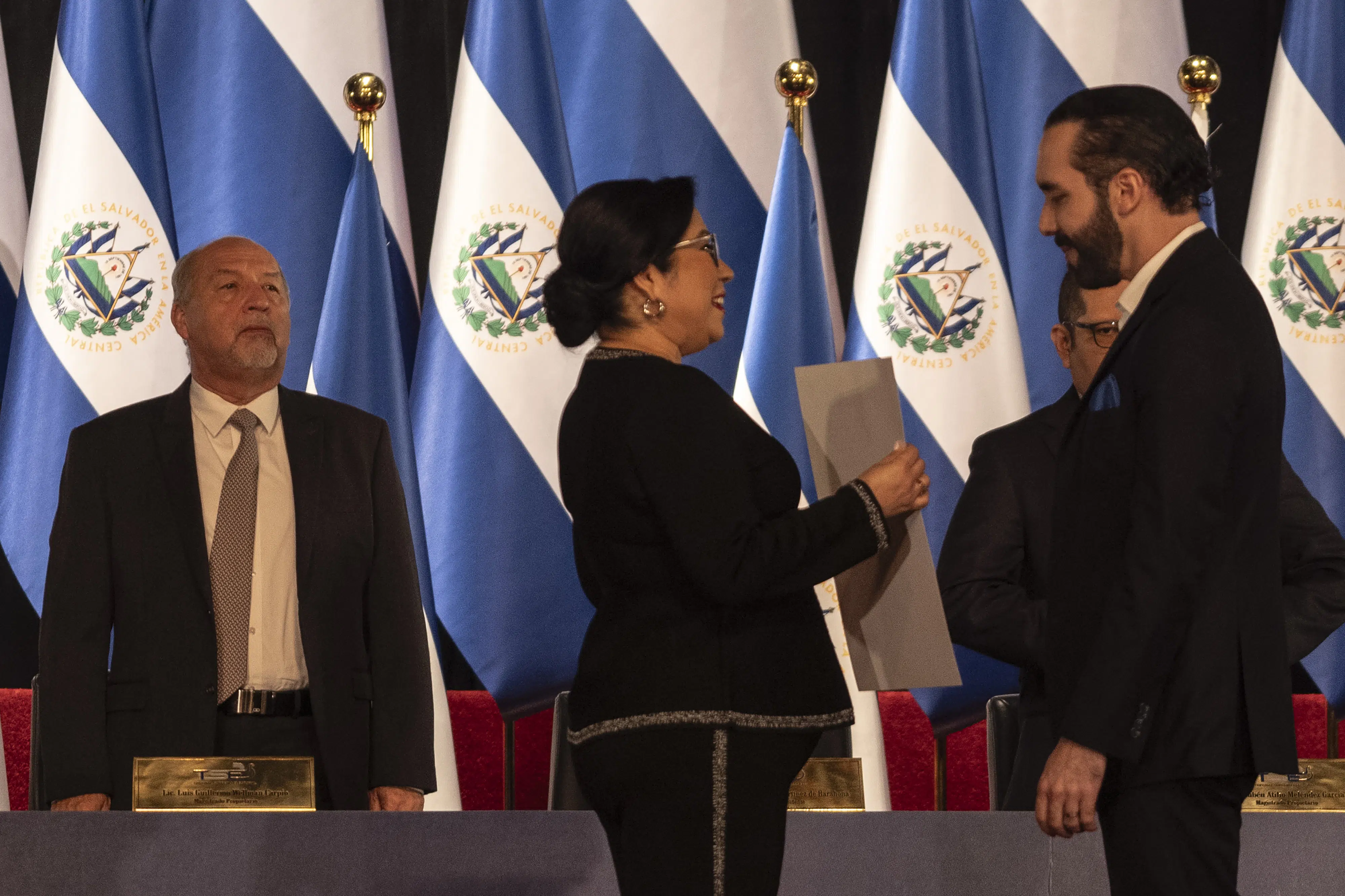Supreme Court Removes Judges to Install Former TSE Officials Who Enabled Bukele’s Re-election — Corte remueve a jueces para colocar exfuncionarios del TSE que habilitaron reelección de Bukele