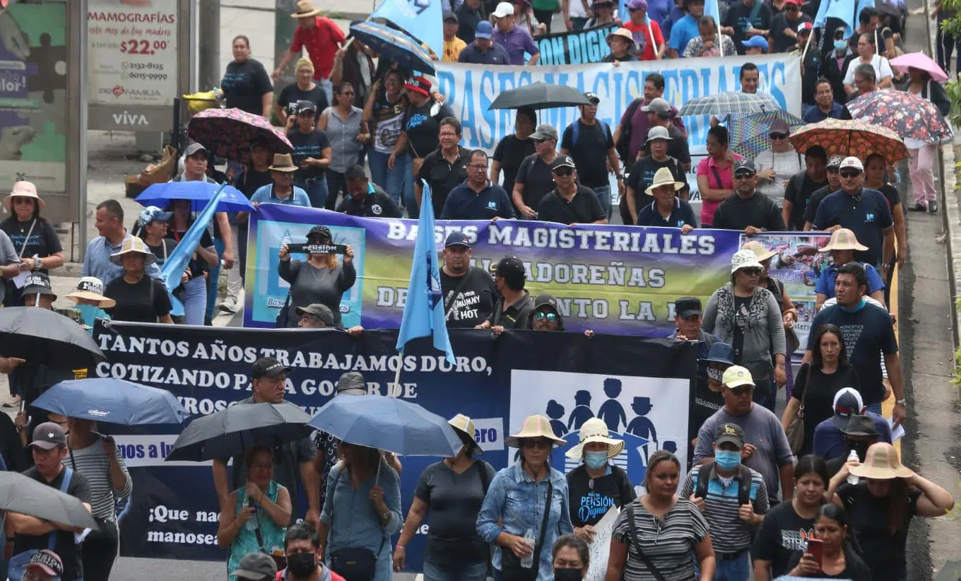 Teachers Call All Unions in El Salvador to March for Salary Scales — Docentes convocan a todos los sindicatos de El Salvador a marcha por escalafón