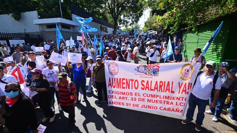 Teachers’ Unions: In 30 Years, a Teacher’s Salary Increases by $322 Through Salary Scale — Gremiales de maestros: En 30 años un profesor por la vía del escalafón aumenta su salario en $322