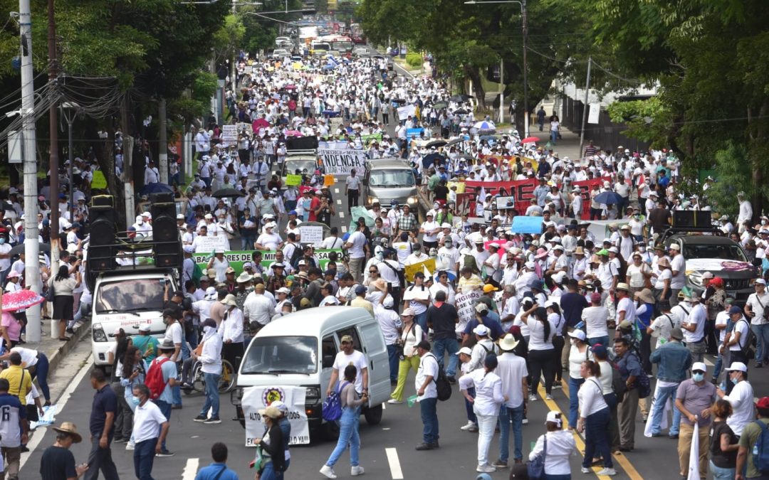 Protesters Plan Second ‘White March’ Against Worker Layoffs — Convocan a la segunda “marcha blanca” en contra del Gobierno