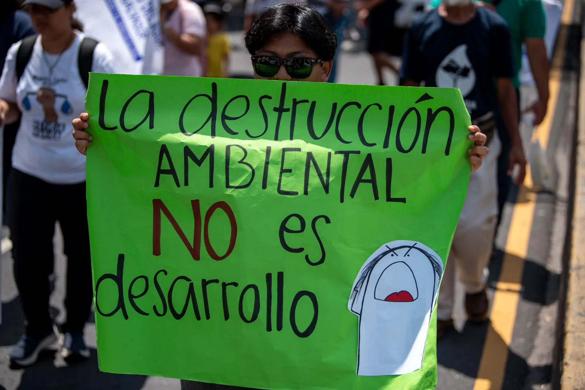 Absurd is the environmental destruction of El Salvador for gold — Absurda es la destrucción ambiental de El Salvador por oro