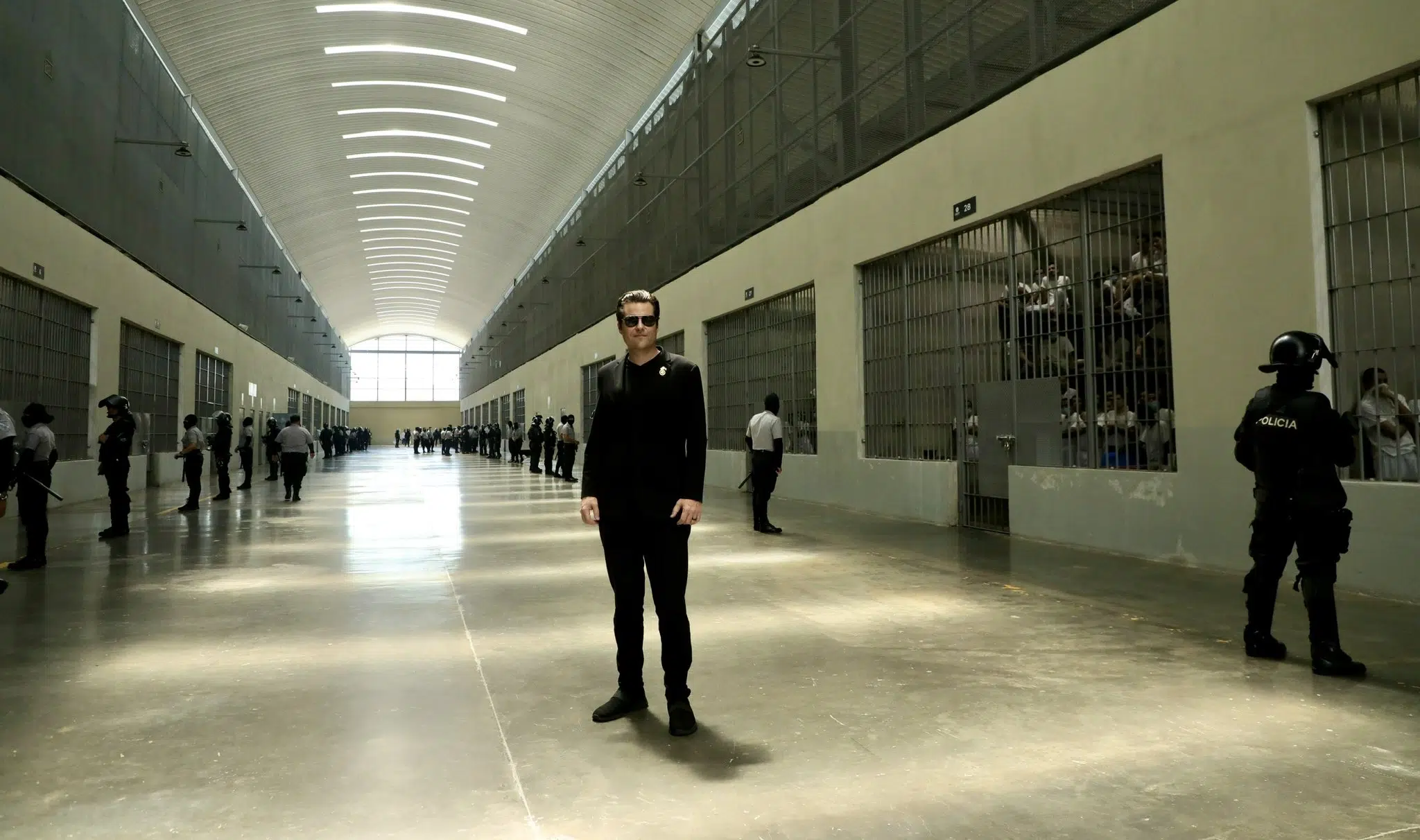 Matt Gaetz visited El Salvador’s mega-prison and saw people drained of hope. He then pitched it to Stephen Miller — Matt Gaetz visitó la megacárcel de El Salvador y vio a personas despojadas de esperanza. Luego le propuso la idea a Stephen Miller