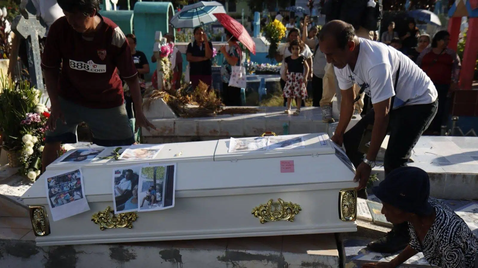 Young Man Found in Clandestine Grave Buried; Government Keeps Information on Missing Persons Classified — Sepultan a joven encontrado en fosa clandestina; gobierno mantiene reserva sobre desaparecidos