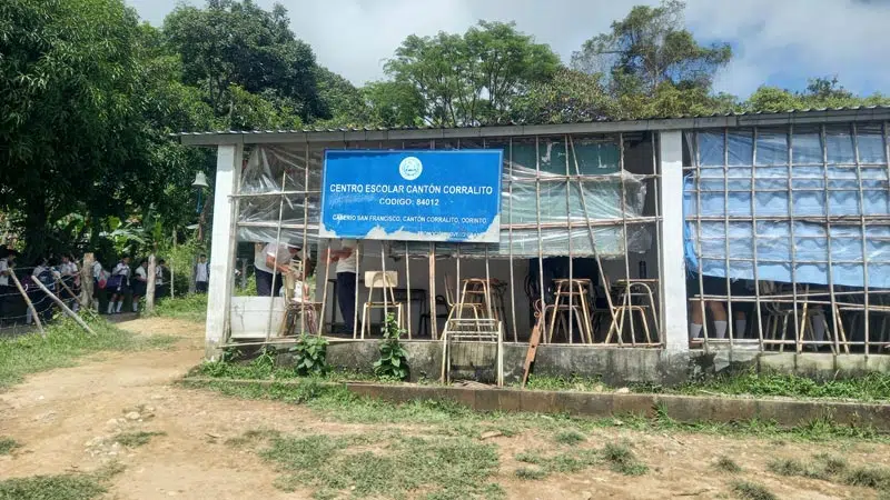 Students in Corinto Continue to Receive Classes in Improvised Classrooms — Estudiantes en Corinto siguen recibiendo clases en aulas improvisadas