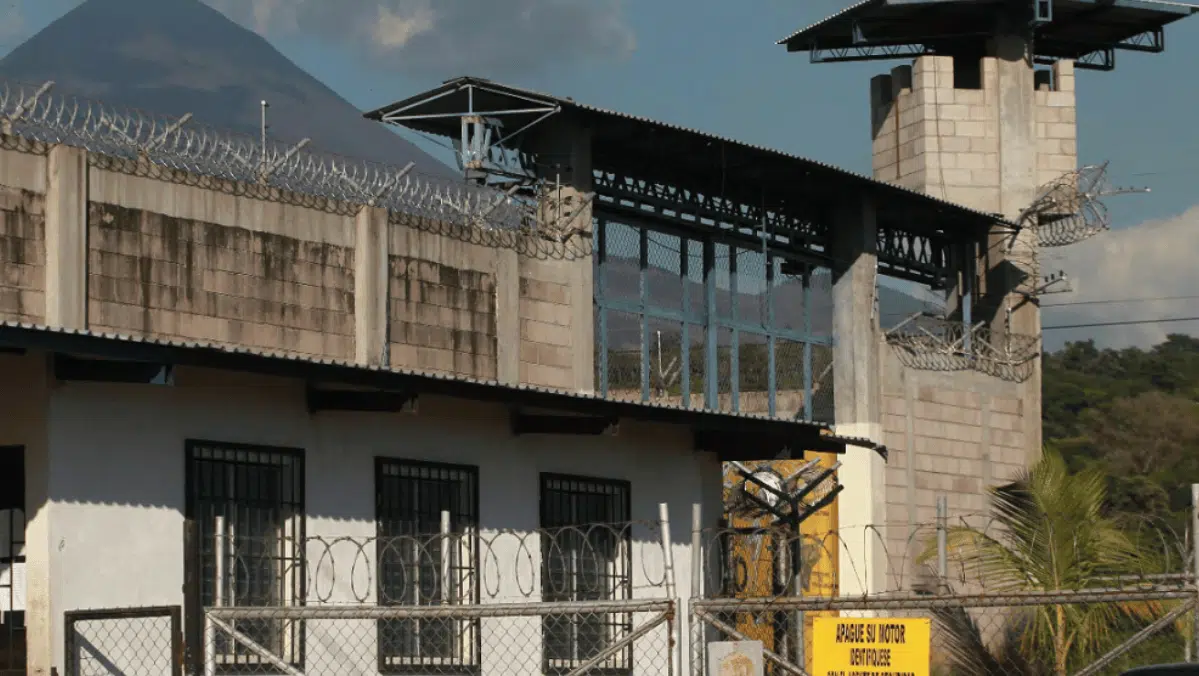 Chamber Orders Entry of Forensic Medicine Staff to Izalco Prison to Assess Health of Inmate — Cámara ordena ingreso de personal de Medicina Legal al penal de Izalco