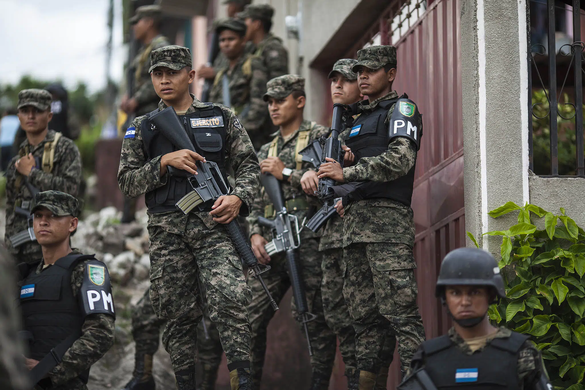 Honduras and El Salvador: Two Crackdowns on Crime with Different Outcomes — Honduras y El Salvador: Dos Represiones Contra el Crimen con Resultados Diferentes