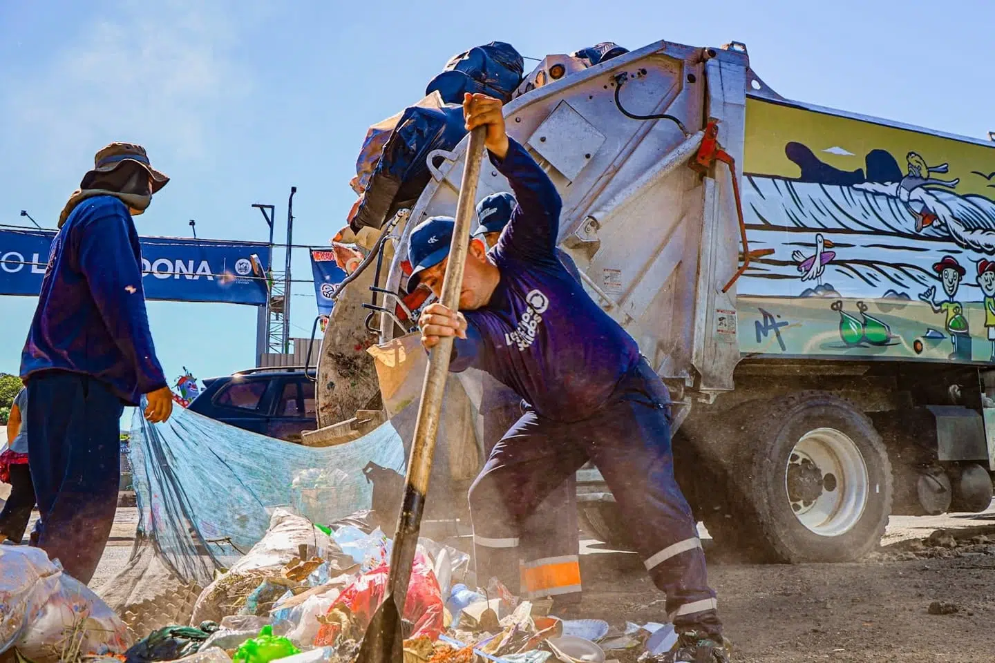Government to Take Half of Municipalities’ Waste Collection Fees to Create a National Authority — Gobierno quitará a alcaldías la mitad de sus tasas en recolección de desechos para crear una autoridad nacional