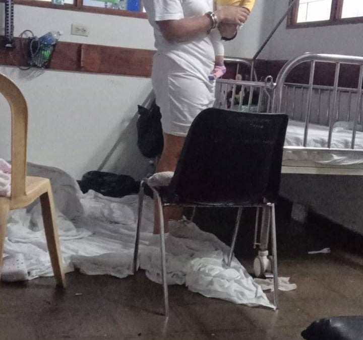 Girl’s Life in Danger While Imprisoned with Her Mother — Vida de niña en riesgo al estar presa junto a su madre