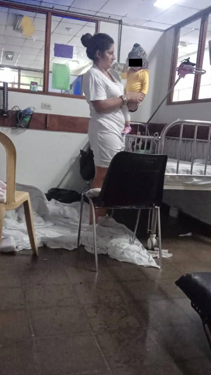 Girl’s Life in Danger While Imprisoned with Her Mother — Vida de niña en riesgo al estar presa junto a su madre