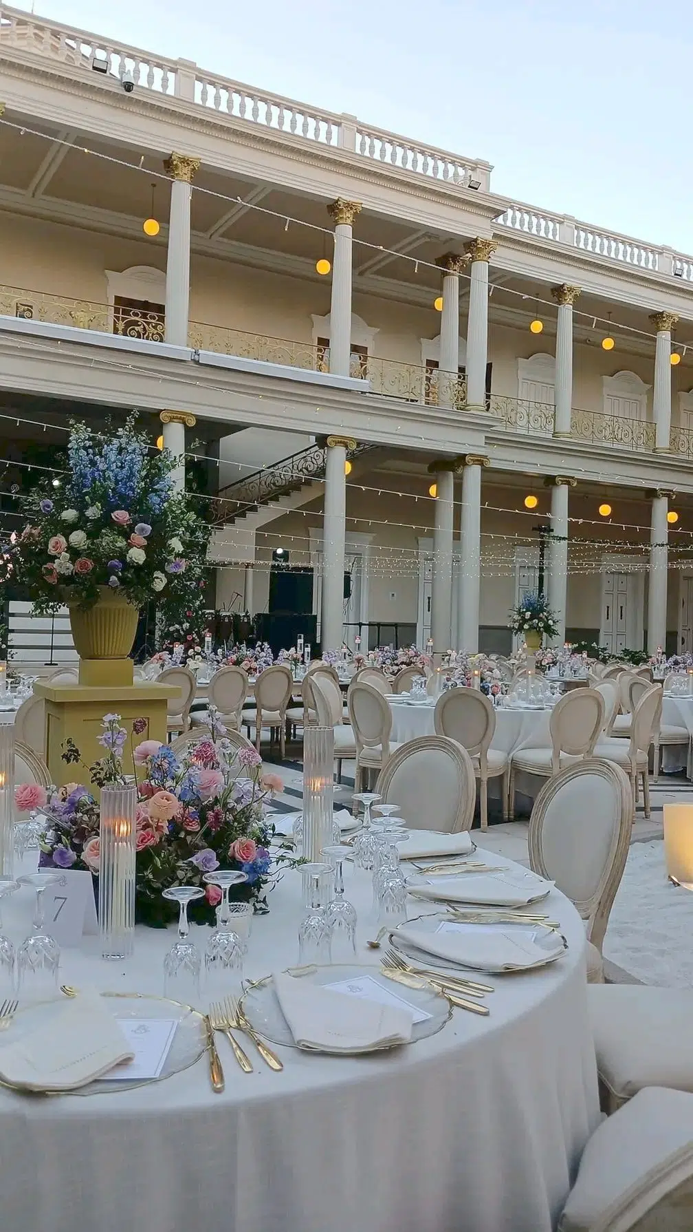 In El Salvador, Charging Thousands for a Wedding at the Palace; In Mexico, an Official Resigns Over a Museum Wedding — En El Salvador cobran miles por boda en el Palacio, en México renuncia funcionario por una en museo
