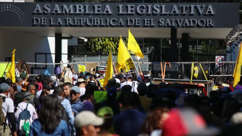 Without technical studies or consulting the population, Nuevas Ideas gives green light to mining law — Sin estudios técnicos ni consultar a la población, Nuevas Ideas da aval a ley de minería