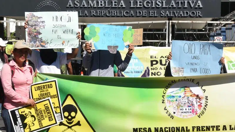 Survey Reveals Public Opposition to Mining — Encuesta revela oposición de la población a la minería
