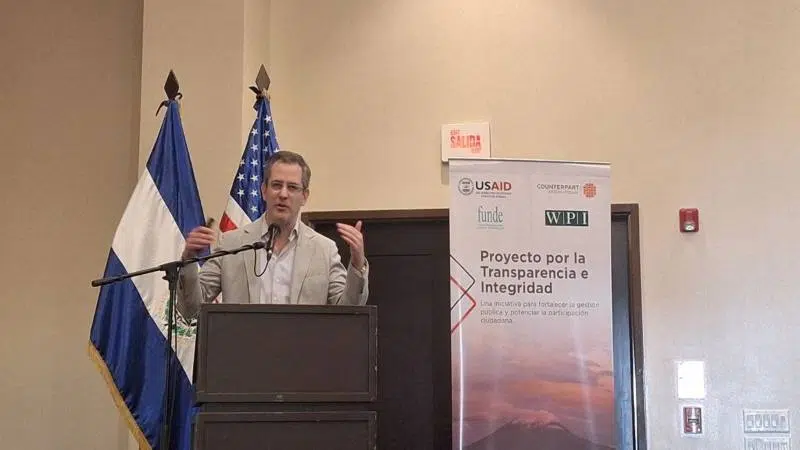 Survey Reveals Regression in Democratic Values — Encuesta revela una regresión en valores democráticos