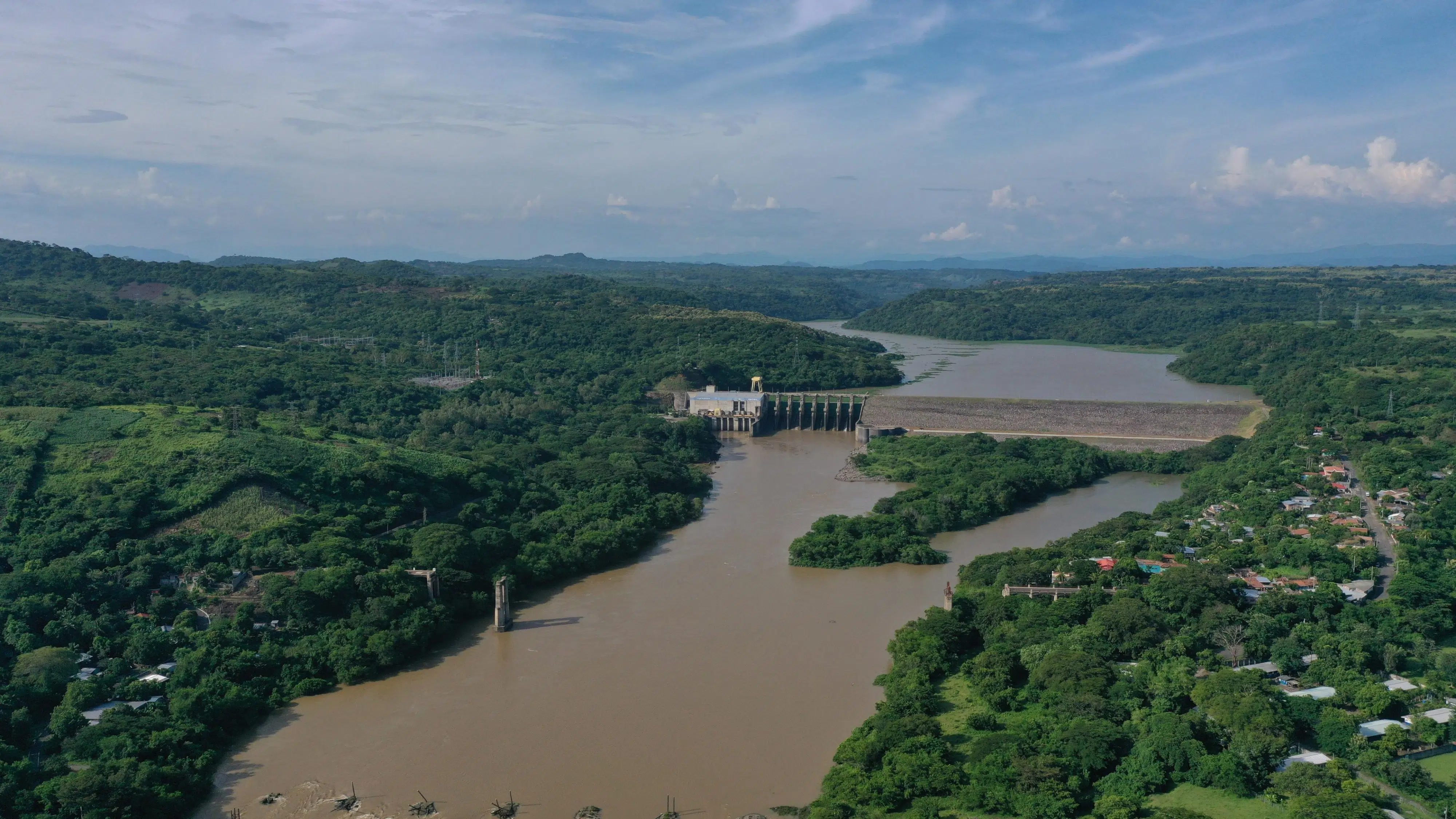 “Probably, much of the water that mining companies require will be extracted from tributaries that connect to the Lempa River”: Director of the UES School of Physics — “Probablemente mucha agua que requieran las mineras la extraerán de afluentes que conectan al Río Lempa”: director de la Escuela de Física de la UES