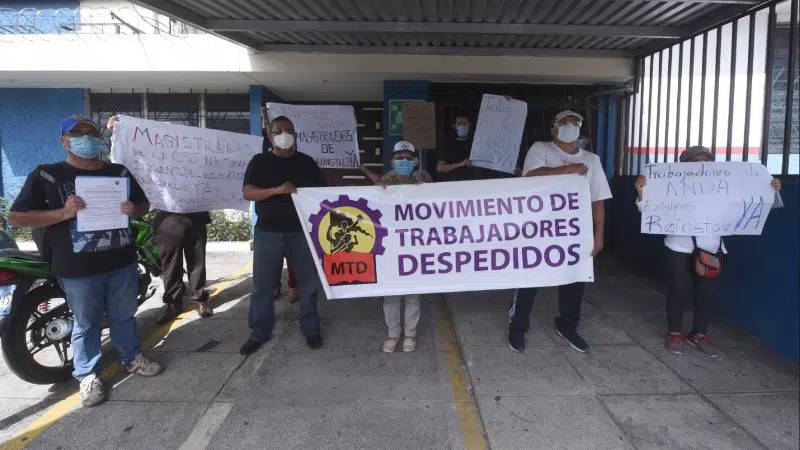 Dismissed Workers Call for “Black Christmas” Protest — Trabajadores despedidos por el Gobierno convocan a protesta “Negra Navidad”