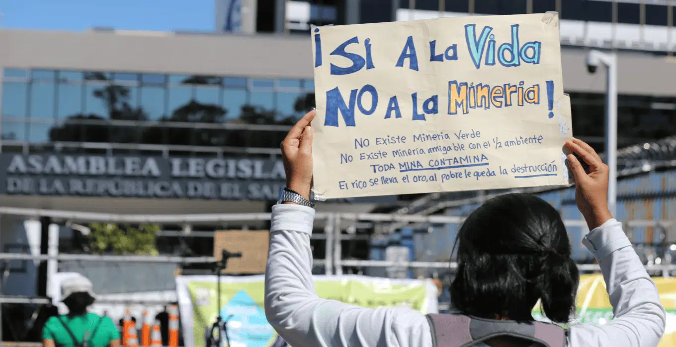 Organizations Urge Lawmakers Not to Green Light Mining — Organizaciones exigen a diputados no avalar la minería