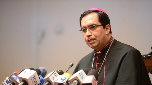 Archbishop asks the Government not to turn El Salvador “into a large international jail” — Arzobispo pide al Gobierno no convertir a El Salvador “en una gran cárcel internacional”
