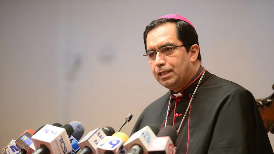 Archbishop asks the Government not to turn El Salvador “into a large international jail” — Arzobispo pide al Gobierno no convertir a El Salvador “en una gran cárcel internacional”