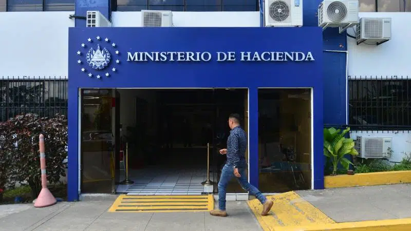 VAT and Income Tax Revenue Falls in February 2025 — Caen ingresos tributarios de IVA y Renta en febrero de 2025
