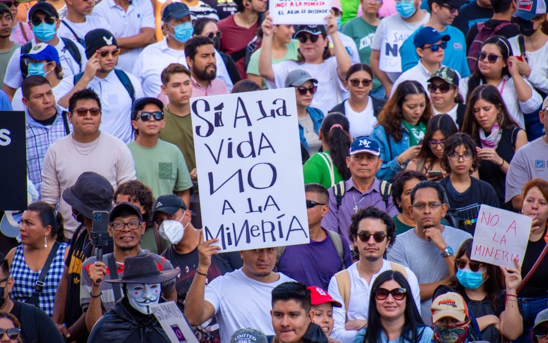 Hundreds of Salvadorans Protest Against Metal Mining Law Promoted by Nayib Bukele — Cientos de salvadoreños protestan por ley de minería metálica impulsada por Nayib Bukele