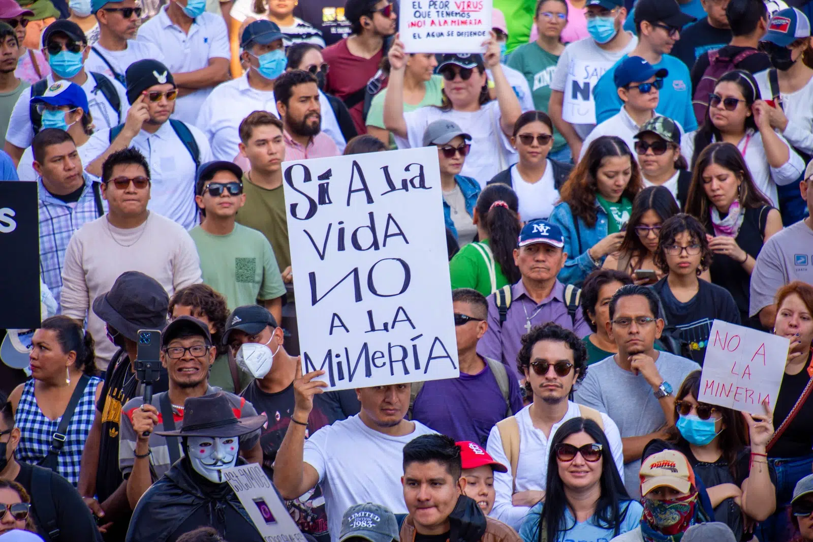 Hundreds of Salvadorans Protest Against Metal Mining Law Promoted by Nayib Bukele — Cientos de salvadoreños protestan por ley de minería metálica impulsada por Nayib Bukele