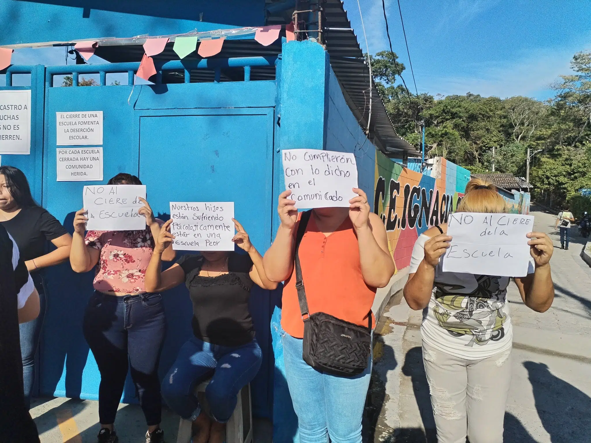 At Least 19 Schools Have Closed, According to Teachers’ Union — Al menos 19 centros escolares han cerrado, según gremial de docentes