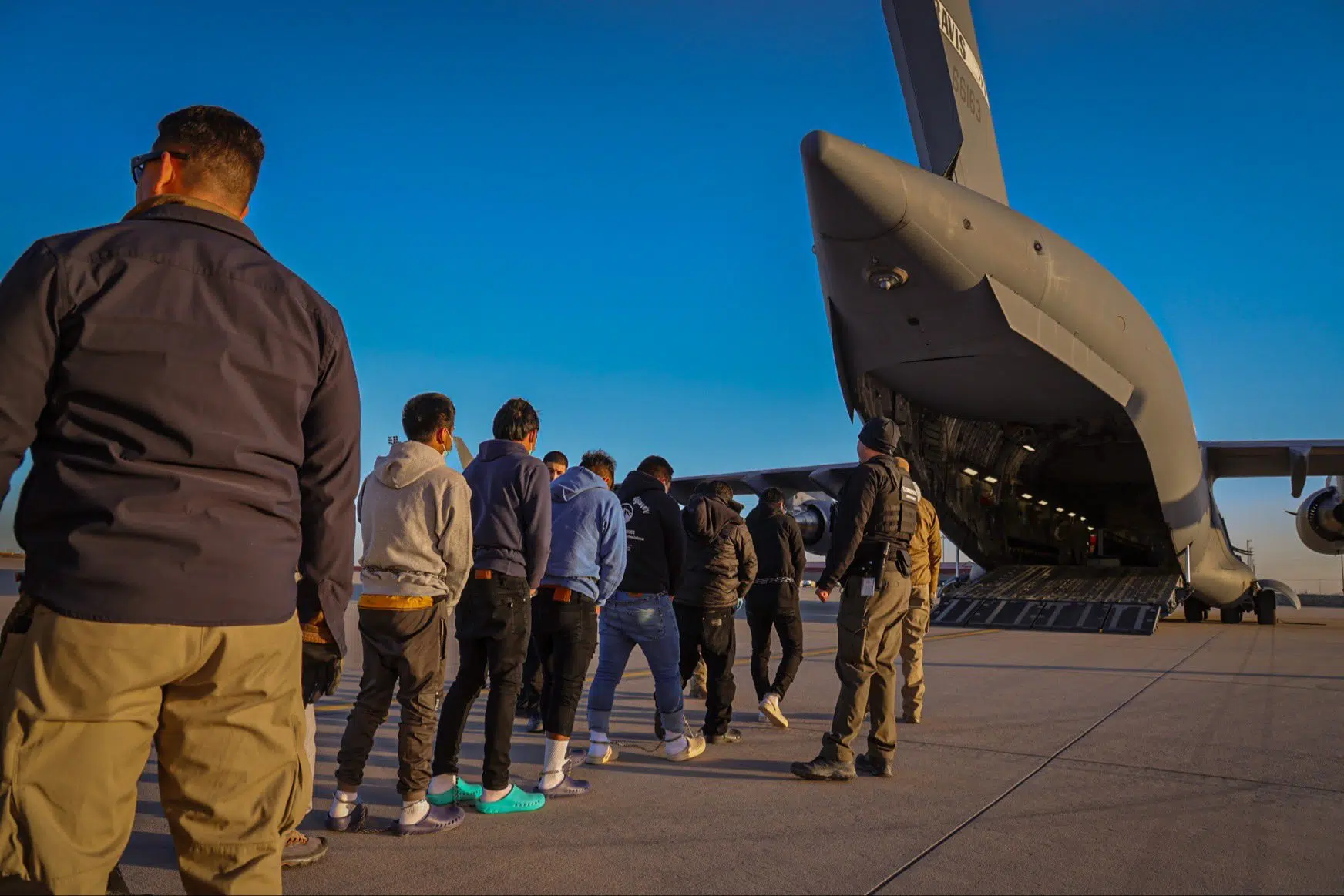 Migrants, army plane