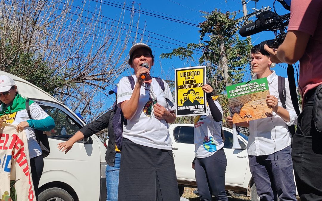 Organizations Hold Caravan to Reject Mining Law — Organizaciones realizan caravana en rechazo a ley de minería