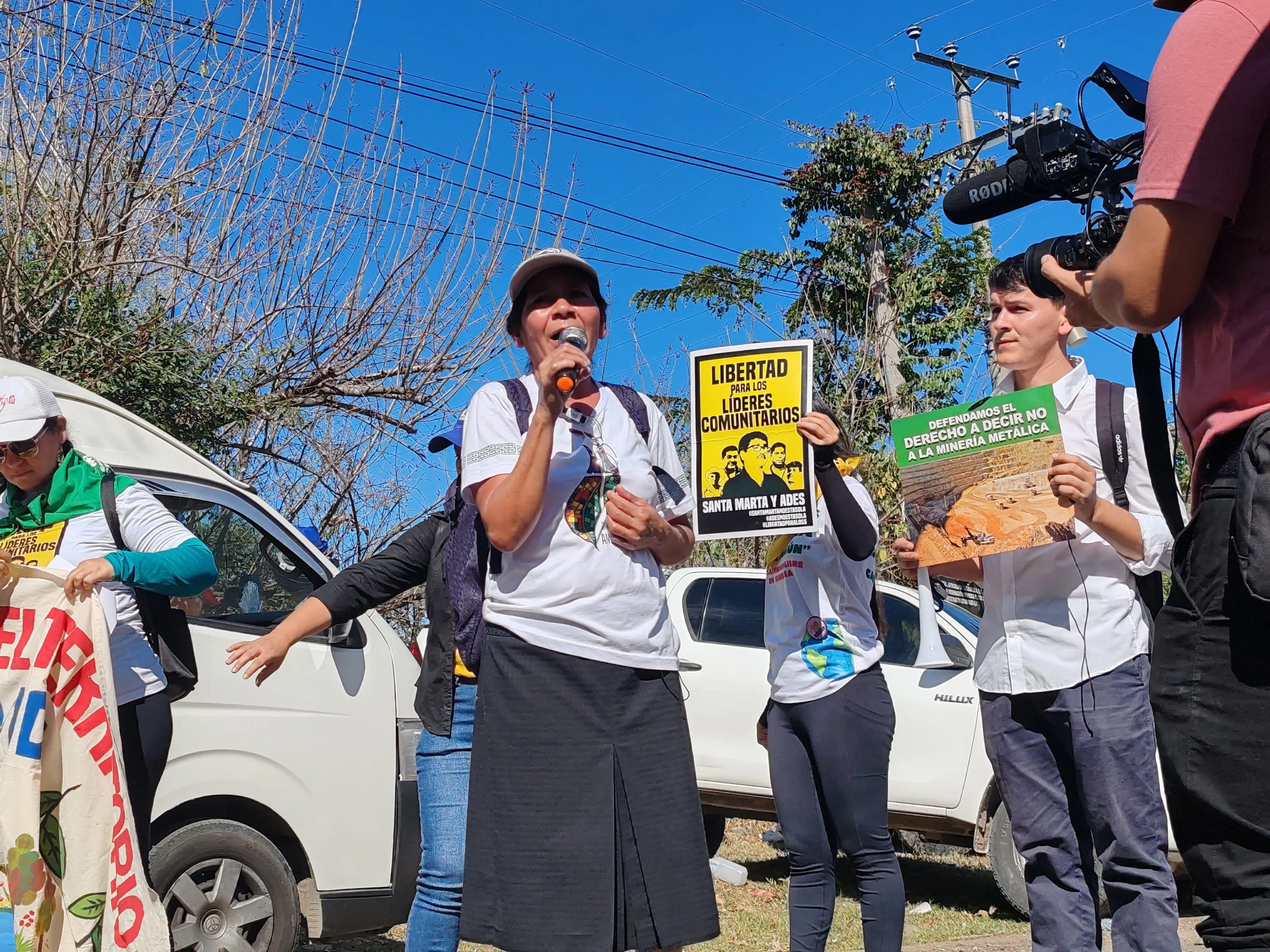 Organizations Hold Caravan to Reject Mining Law — Organizaciones realizan caravana en rechazo a ley de minería