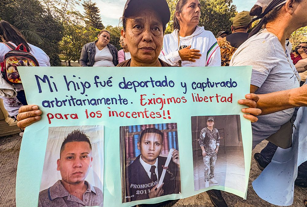 Salvadorans worry as US deportations collide with El Salvador’s gang crackdown — Los salvadoreños se preocupan a medida que las deportaciones de EE. UU. chocan con la represión contra las pandillas en El Salvador