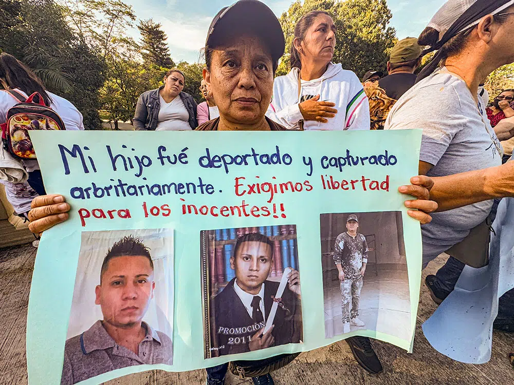 Salvadorans worry as US deportations collide with El Salvador’s gang crackdown — Los salvadoreños se preocupan a medida que las deportaciones de EE. UU. chocan con la represión contra las pandillas en El Salvador