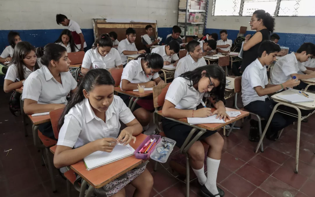 Teachers Question Bukele’s “Two Schools a Day” Program — Docentes cuestionan programa de Bukele de “Dos escuelas por día”
