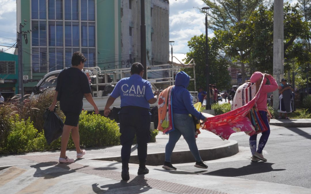 Vendors and Metropolitan Agents Clash in San Salvador Historic Center — Vendedores y agentes del CAM se enfrentan en Centro Histórico de San Salvador
