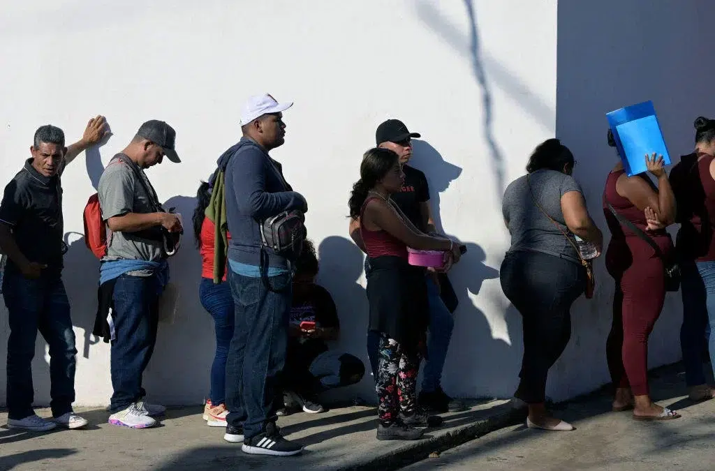 Trump eyes asylum agreement with El Salvador to deport migrants there — La administración de Trump contempla un acuerdo de asilo con El Salvador para deportar migrantes allí