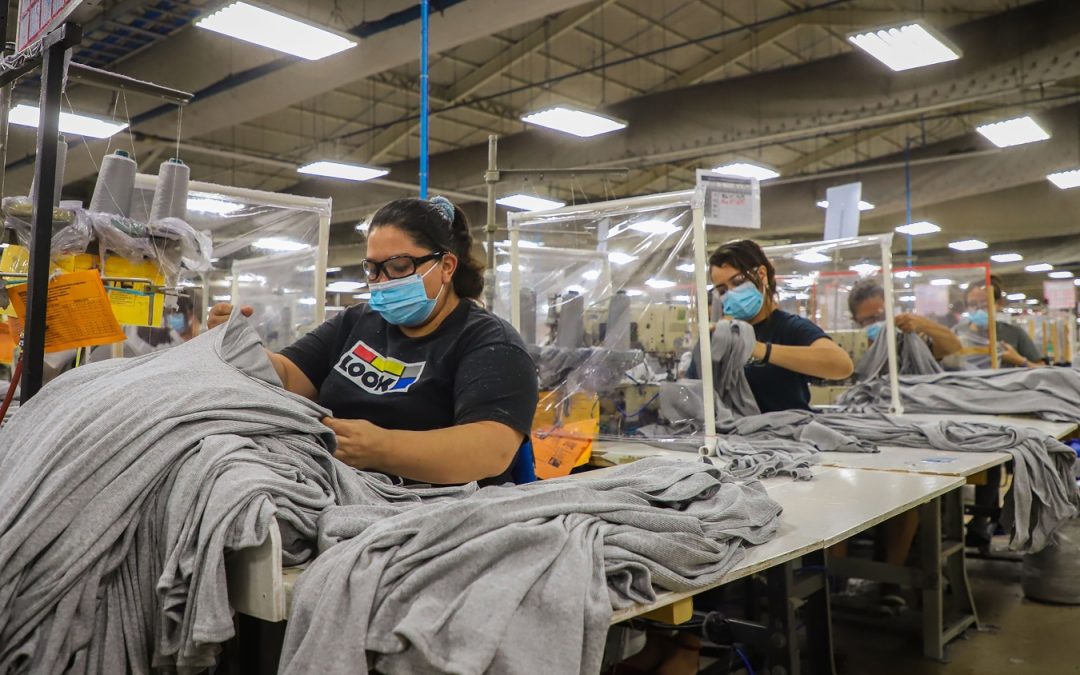 1.1 Million Salvadorans Work More Hours than Legal Limit — 1.1 millón de salvadoreños trabajan más horas de lo legal