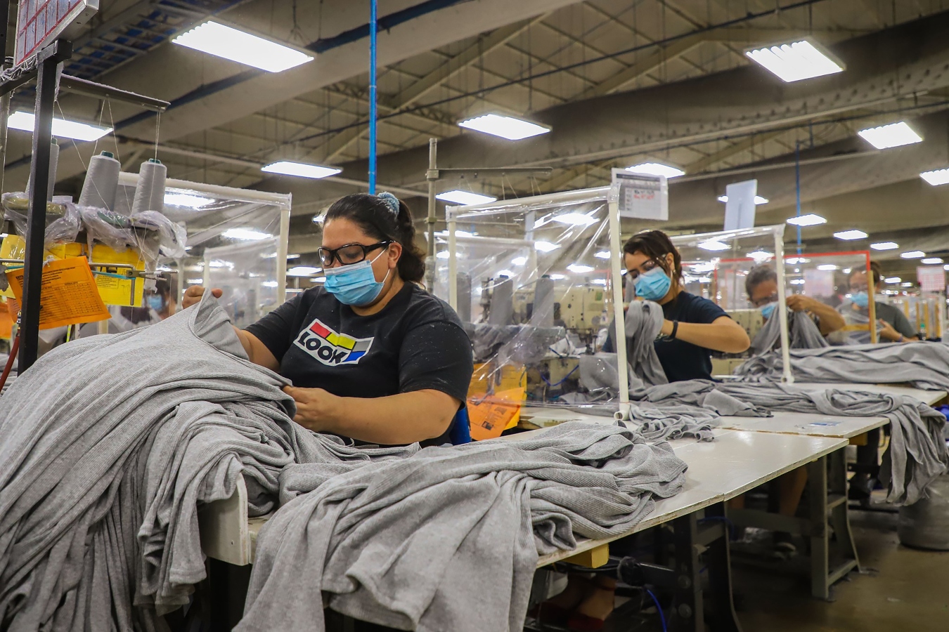 1.1 Million Salvadorans Work More Hours than Legal Limit — 1.1 millón de salvadoreños trabajan más horas de lo legal