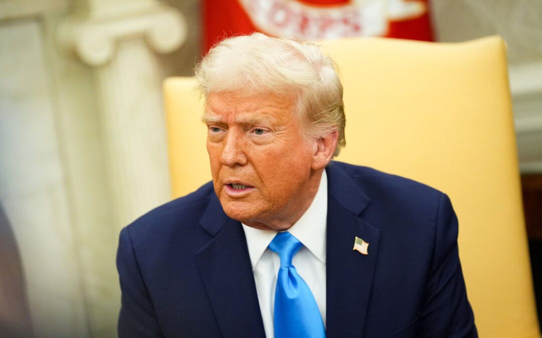 Trump Says He Would Jail Americans in El Salvador ‘in a Heartbeat’ — Trump dice que encarcelaría a estadounidenses en El Salvador “en un abrir y cerrar de ojos”