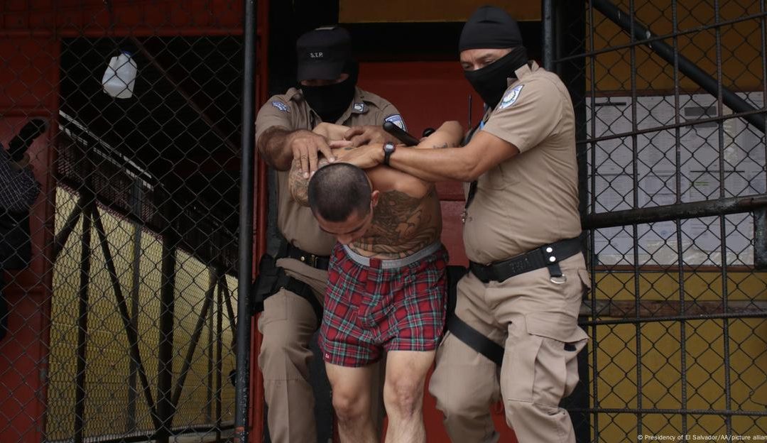 Bukele Offers Trump His Darkest Secret: His Prisons — Bukele ofrece a Trump su más oscuro secreto: sus cárceles
