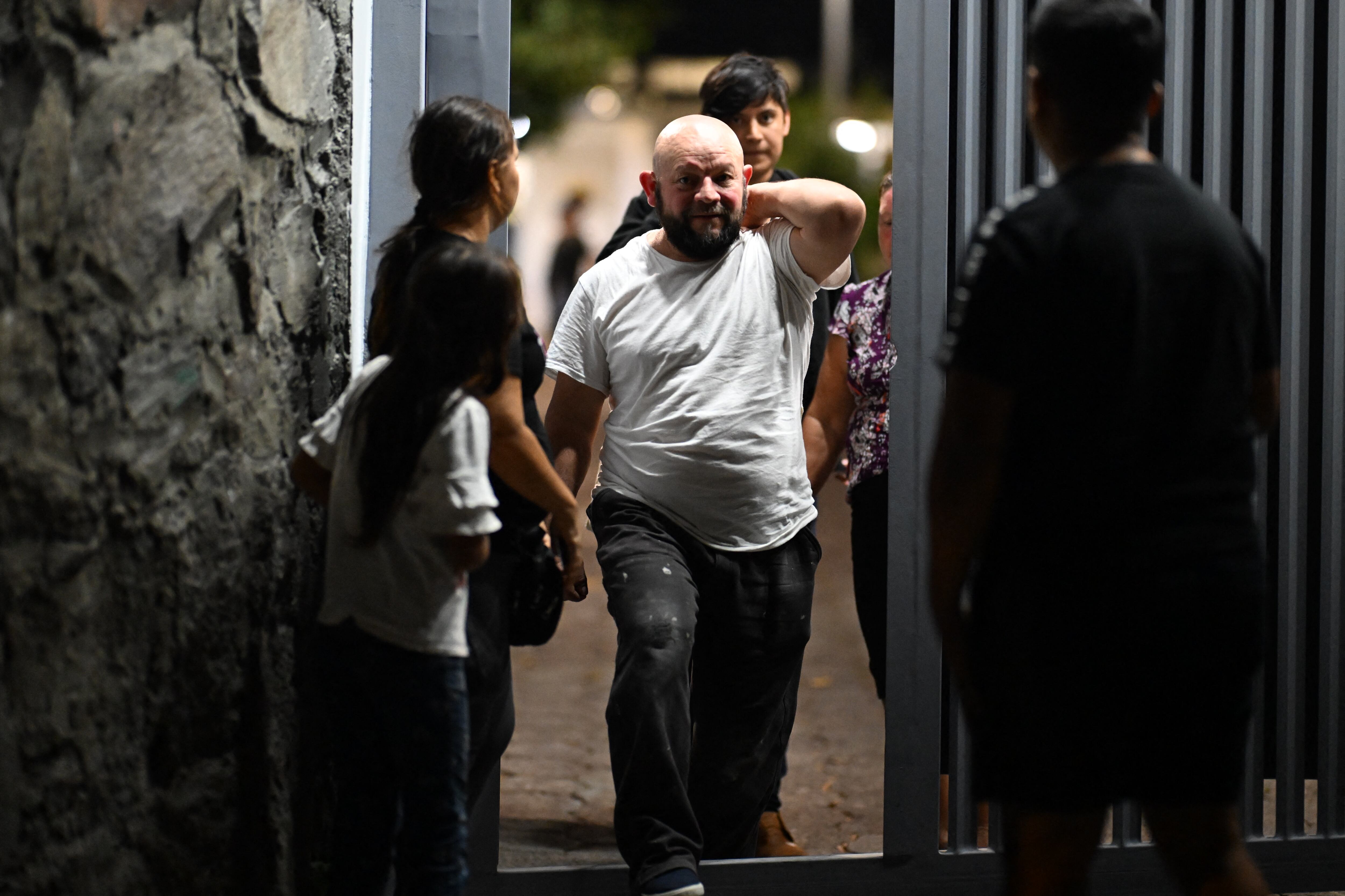 After 20 years in America, deported Salvadoran loses it all: ‘Now, what can President Nayib Bukele provide for us?’ — Un salvadoreño deportado lo perdió todo tras 20 años en Estados Unidos: ‘¿Y ahora qué nos va a brindar nuestro presidente, Nayib Bukele?’