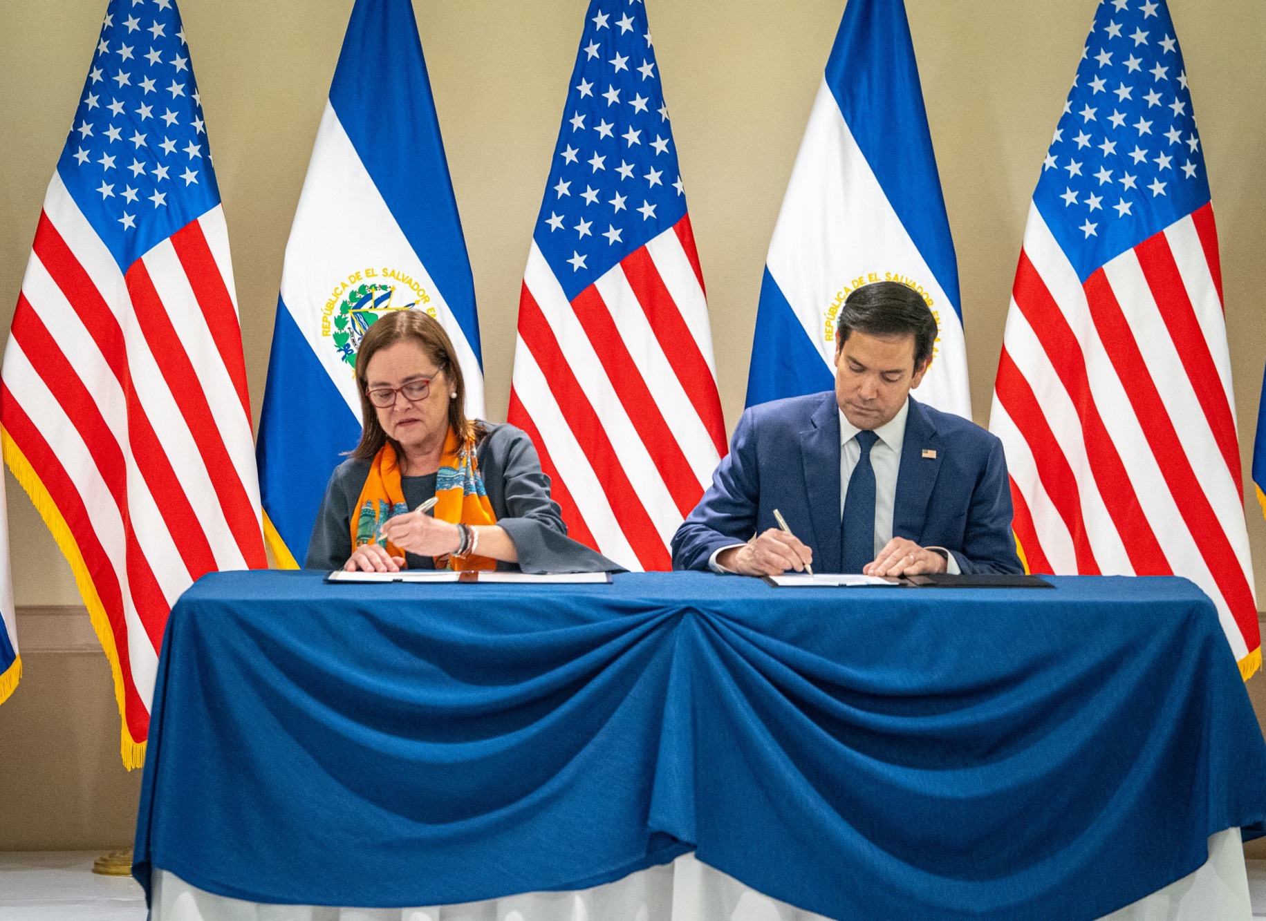 When El Salvador agreed to put migrants in “mega-prison,” the U.S. paved the way for nuclear power — Cuando El Salvador acordó encarcelar a migrantes en una “mega-cárcel,” Estados Unidos allanó el camino para la energía nuclear