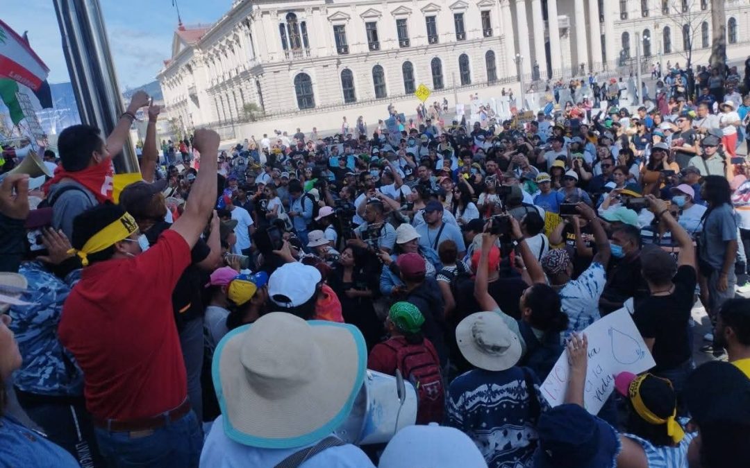 Youth Led “Sit-In for Life” Against Mining — Juventud lideró “plantón por la vida” en contra de la minería