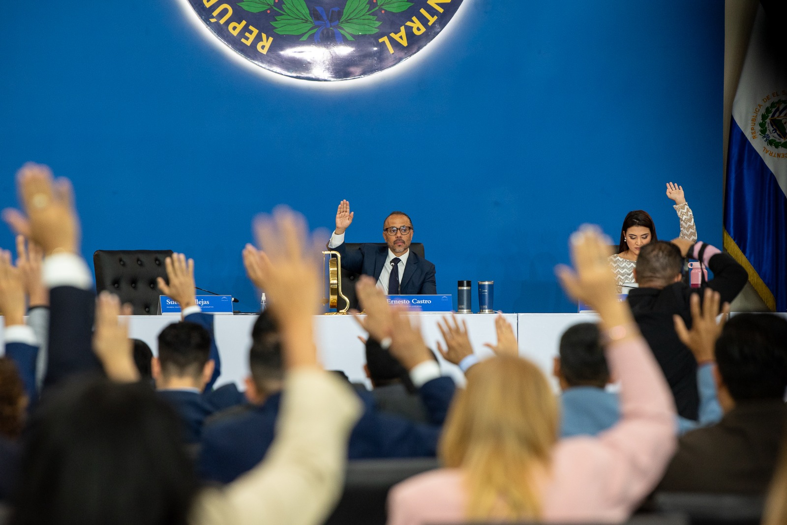 Bukele’s Legislative Assembly Ratifies Reform That Paves the Way for Indefinite Presidential Reelection — Asamblea de Bukele ratifica reforma que allana el camino para la reelección presidencial indefinida